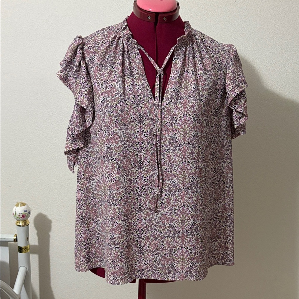 Alex & Lili Floral Ruffle V Tie-Neck Top
Size Large with 3 tier ruffles sleeves